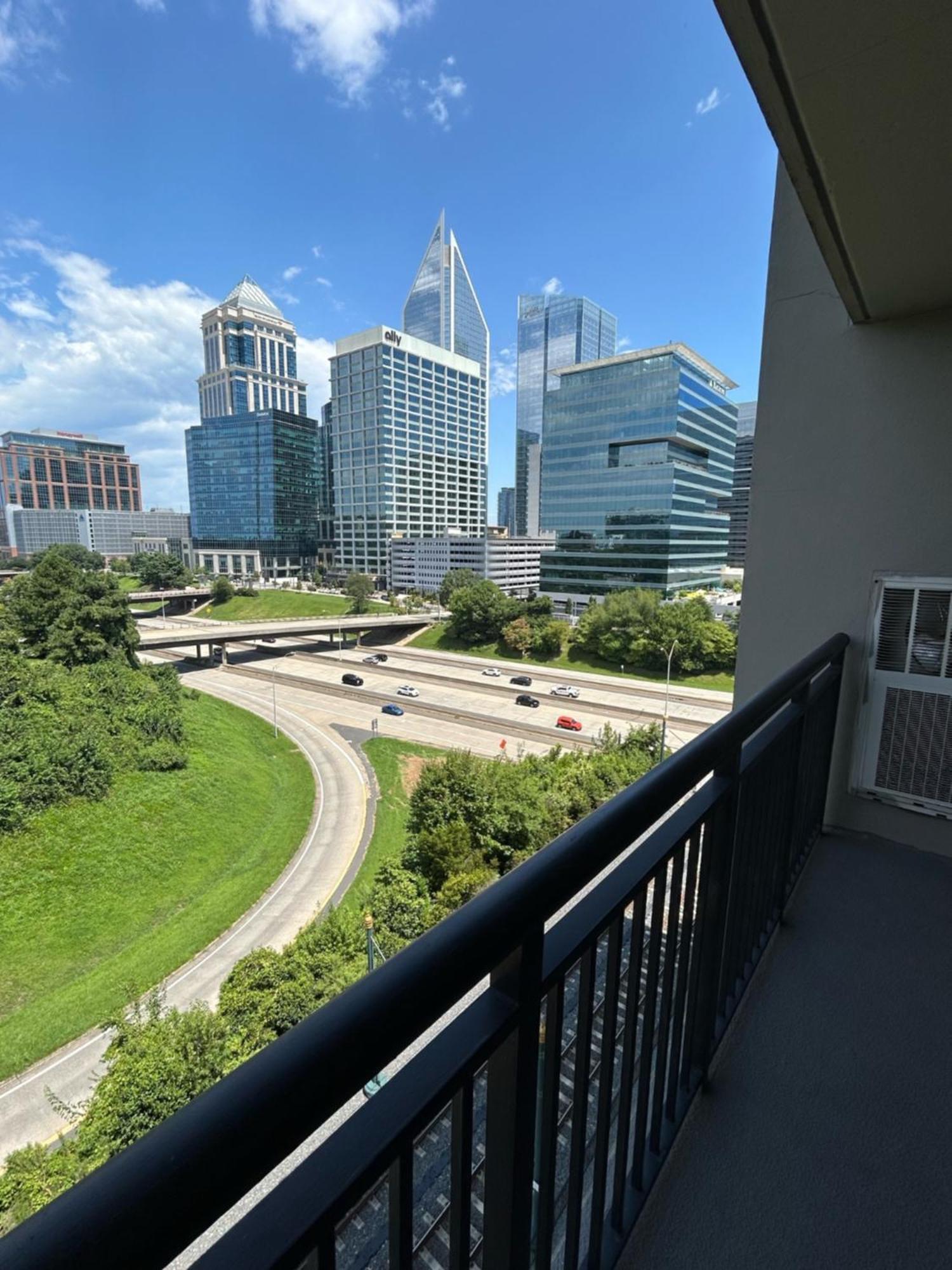 Spacious 2 Bedroom 2 Bathroom Apartment With Balcony In Uptown Charlotte! City Views & Free Parking! Kültér fotó